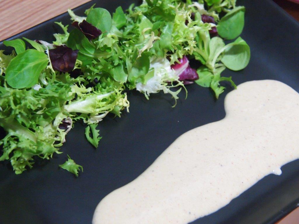 Tataki morrillo de atún sobre ajoblanco avellana