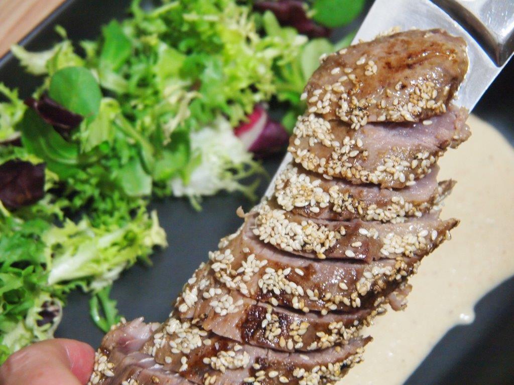 Tataki morrillo de atún sobre ajoblanco avellana
