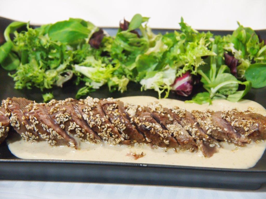 Tataki morrillo de atún sobre ajoblanco avellana