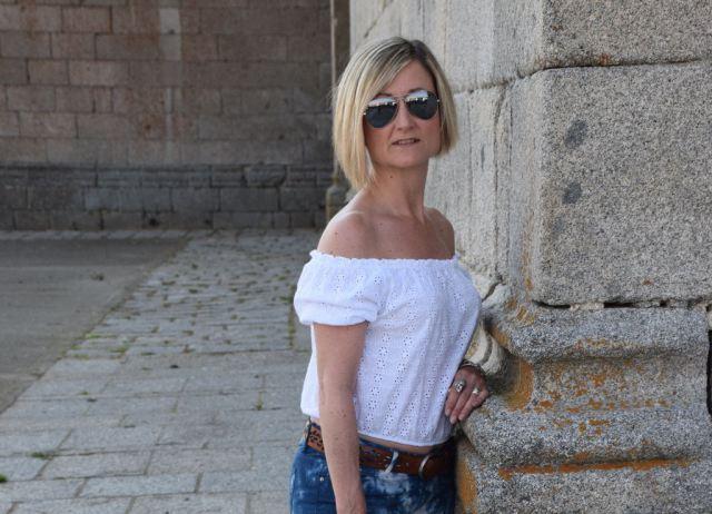 Off shoulders top and ugly shoes