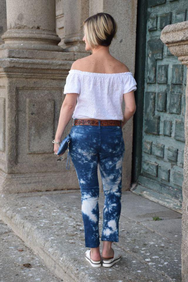 Off shoulders top and ugly shoes