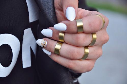 accesorios con uñas blancas