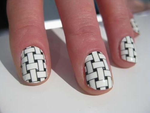 tejido blanco decorado en las uñas