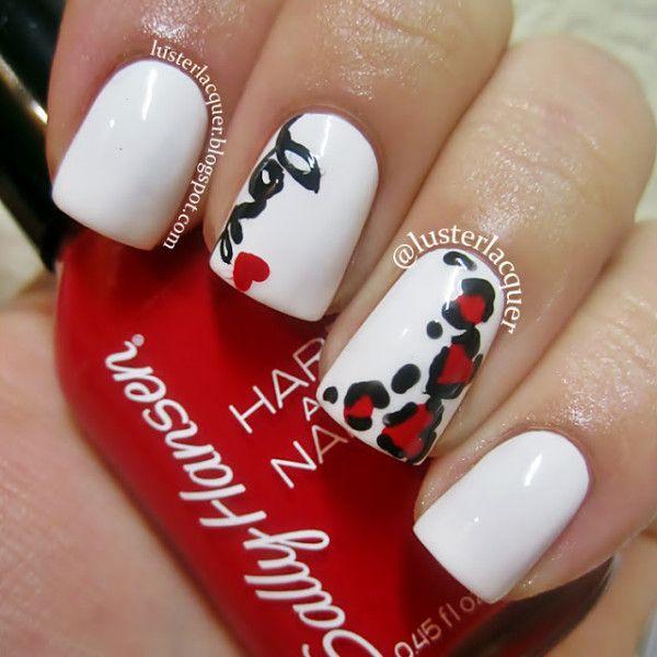 uñas pintadas con blanco y corazones