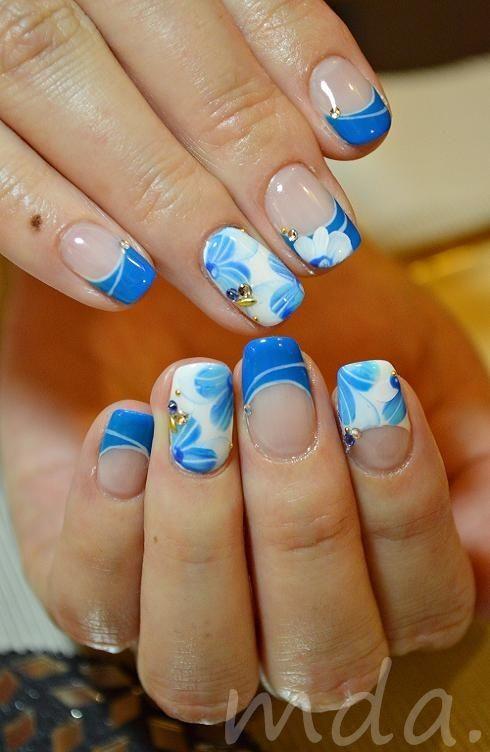 blanco y azul en uñas