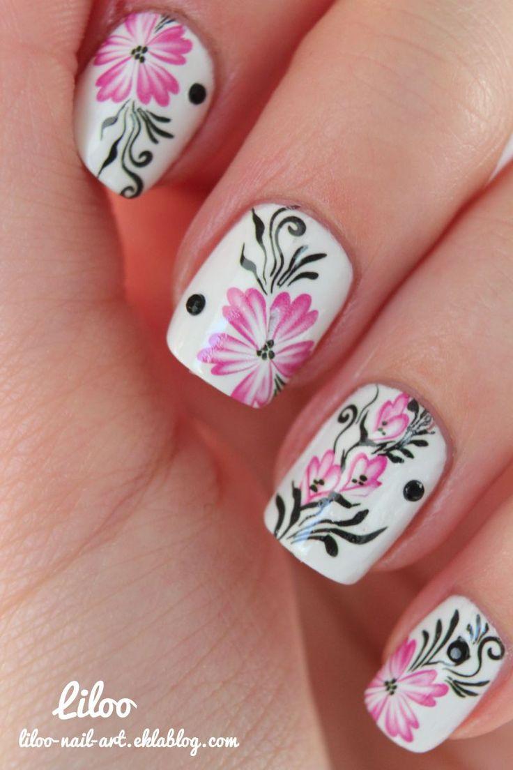 uñas pintadas de blanco con rosas