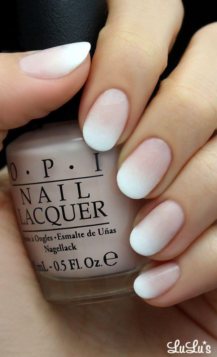 uñas con esmalte blanco y rosa