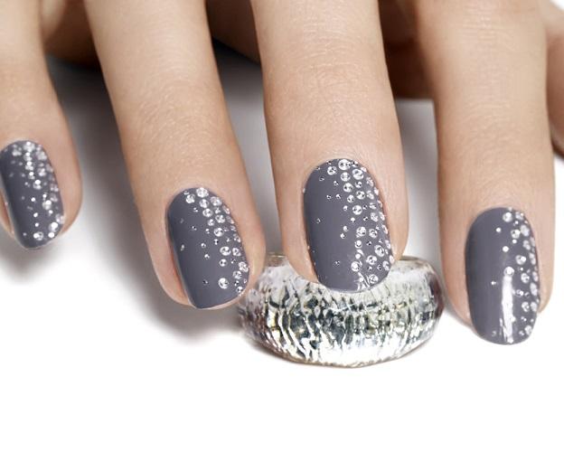 uñas grises con piedras brillantes