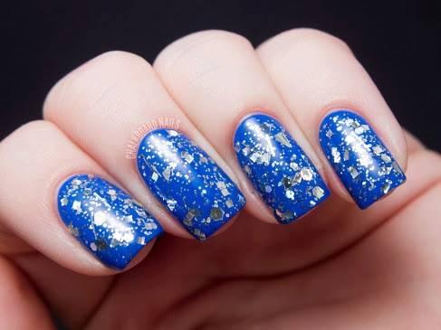 uñas pintadas de azul con piedras