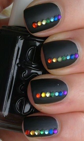 uñas negras con piedras de colores