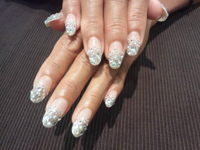 uñas con pequeñas piedras