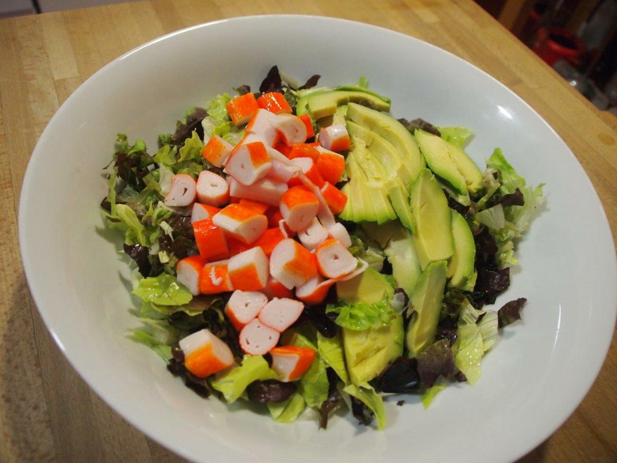 Ensalada de surimi y aguacate