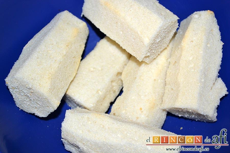 Salmorejo cordobés, retiramos las cortezas del pan y lo troceamos y los reservamos en un bol