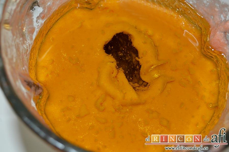 Salmorejo cordobés, añadimos el aceite de oliva