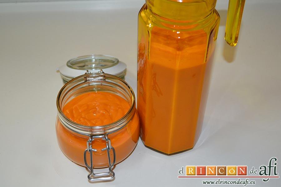 Salmorejo cordobés, lo metemos en un recipiente y lo dejamos enfriar varias horas en la nevera