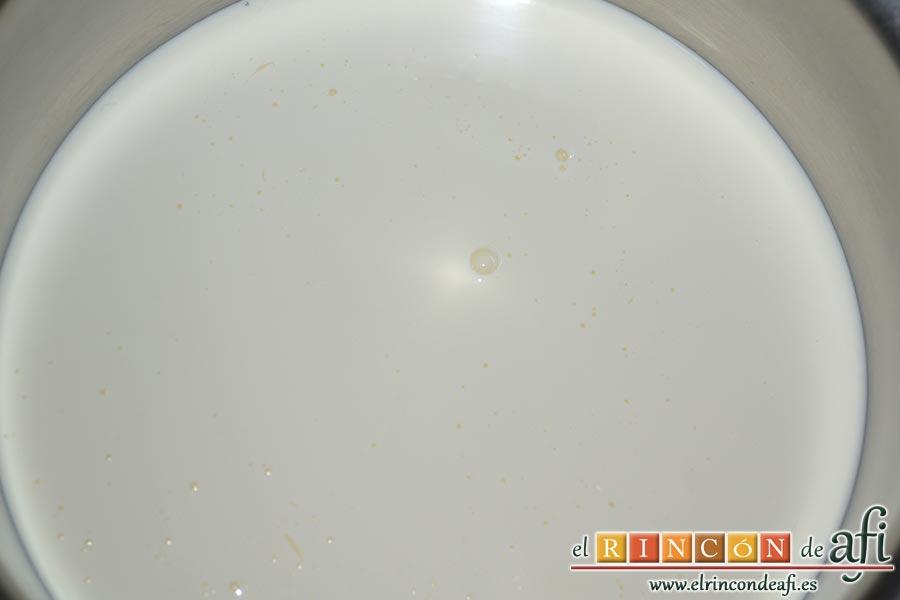 Crema de papaya, en un cazo ponemos a calentar la nata (crema de leche) y cuando empiece a hervir lo retiramos del fuego y dejamos que atempere