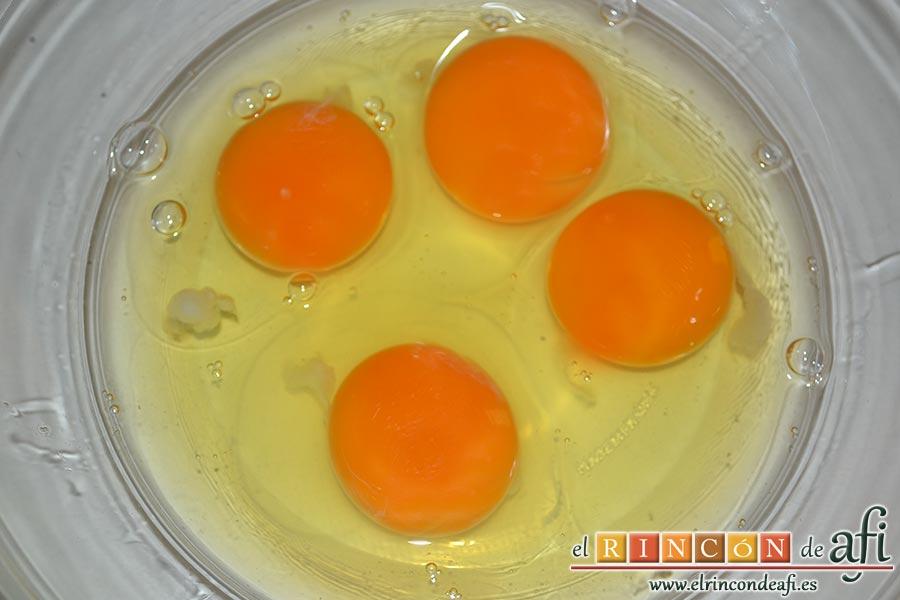 Crema de papaya, cascamos los 4 huevos en un bol