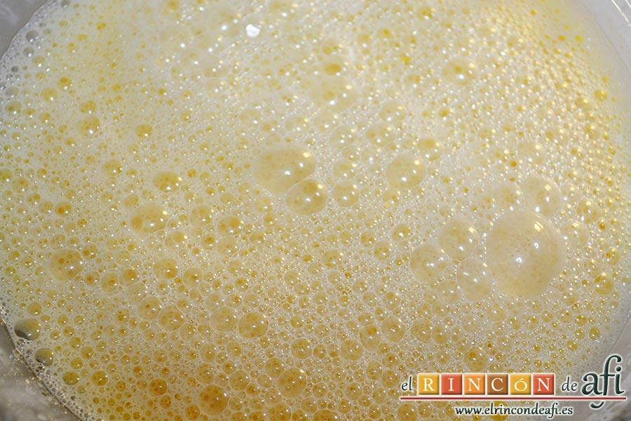 Crema de papaya, batimos hasta que el azúcar esté disuelto y haya blanqueado