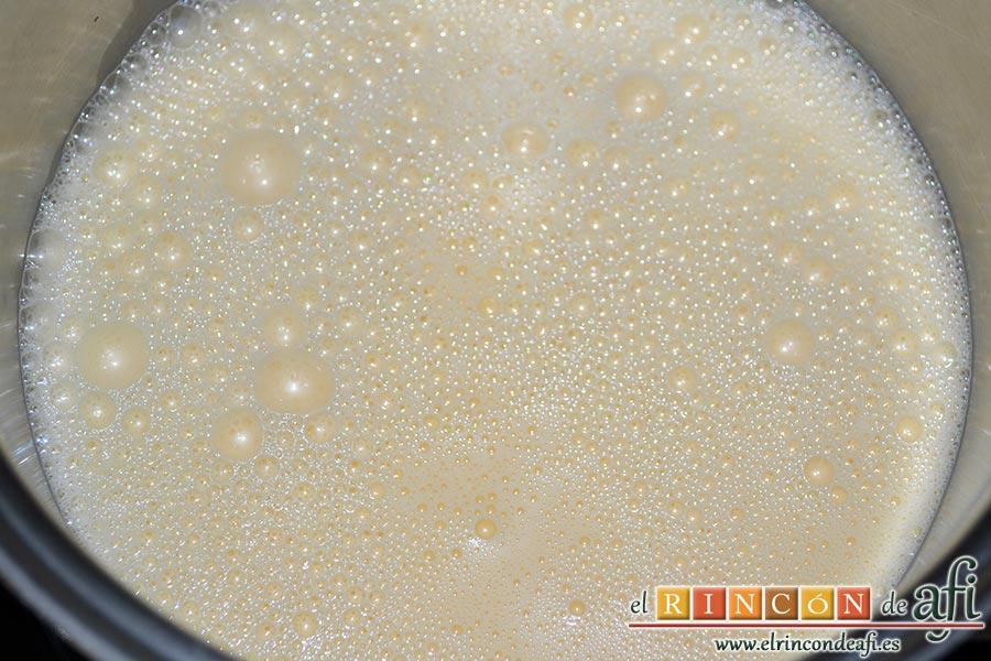 Crema de papaya, volcamos la mezcla en un caldero que pondremos al fuego