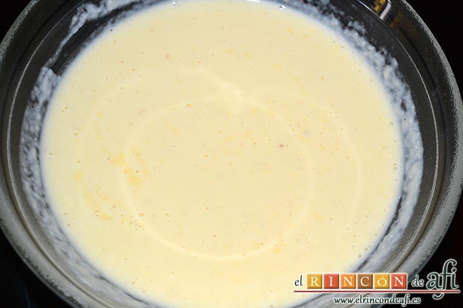 Crema de papaya, seguimos removiendo hasta que espese. Una vez espese la retiramos del fuego y la dejamos enfriar en un bol