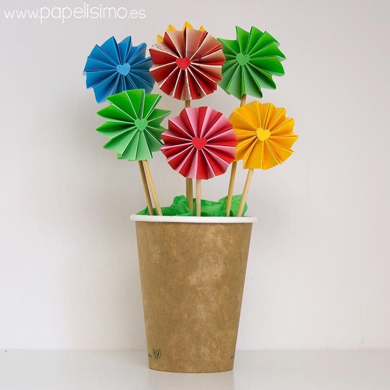 Maceta-en-vaso-de-carton-con-flores-acordeon-de-papel