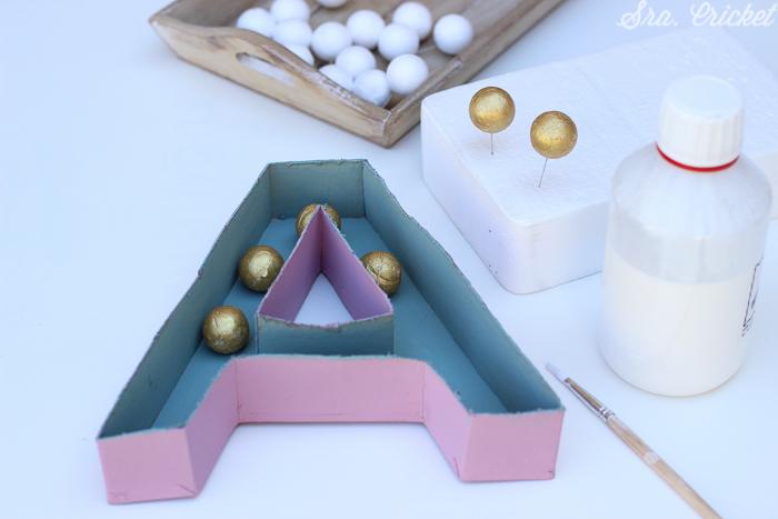 pegando bolas letras de carton