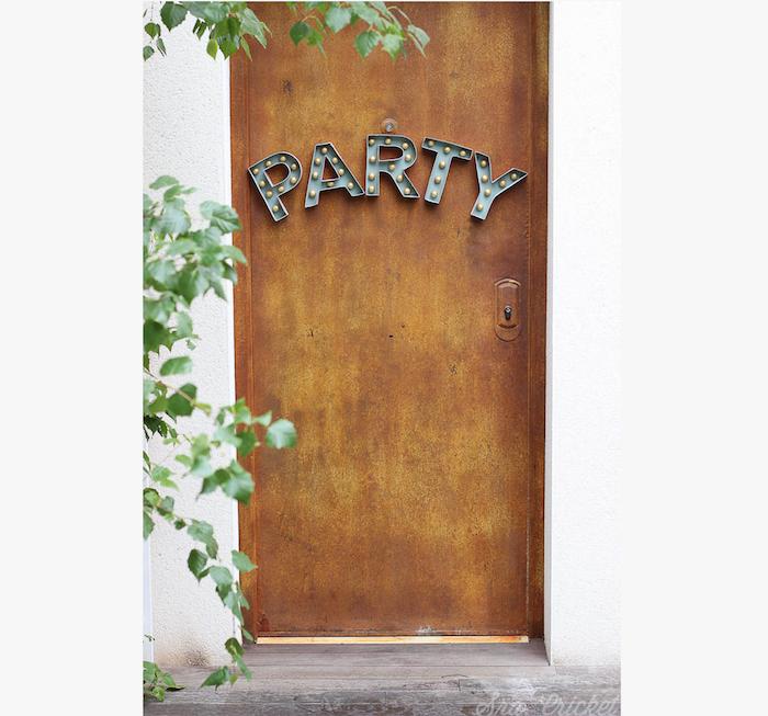 puerta con letrero letras de carton Sra. Cricket