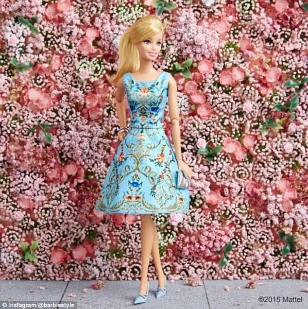 Mi vestido azul - Barbie Streetstyle (2)