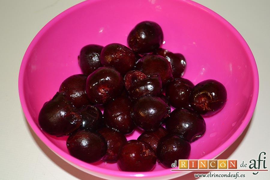 Cerezas y ciruelas con crema de yogur y queso fresco, lavar las cerezas, reservar 8 con los rabitos para la decoración. Retirar los rabitos del resto de las cerezas y descorazonarlas