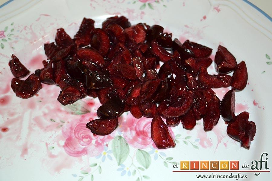 Cerezas y ciruelas con crema de yogur y queso fresco, cortar 200 gramos en trozos pequeños y reservar