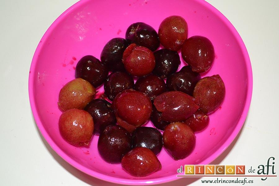 Cerezas y ciruelas con crema de yogur y queso fresco, lavar las ciruelas, retirar los rabitos y descorazonarlas