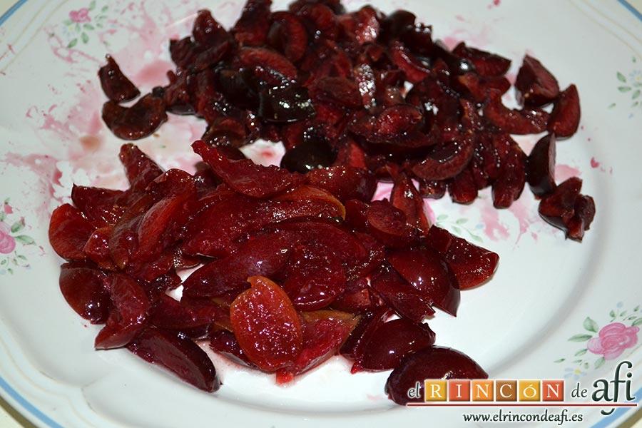 Cerezas y ciruelas con crema de yogur y queso fresco, cortar 200 gramos en trozos pequeños y reservar