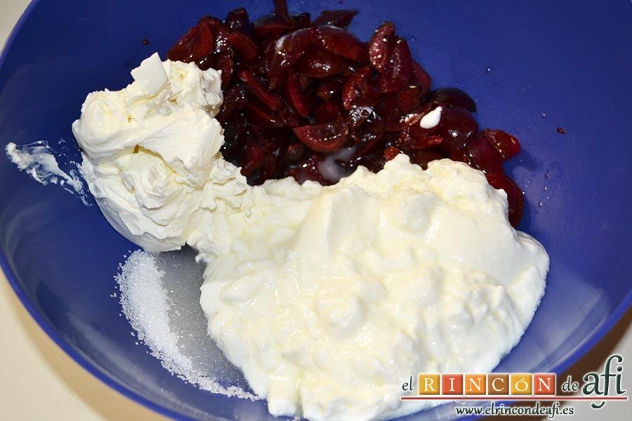 Cerezas y ciruelas con crema de yogur y queso fresco, en un bol añadir el queso crema, el azúcar y los trozos de ciruela y cerezas
