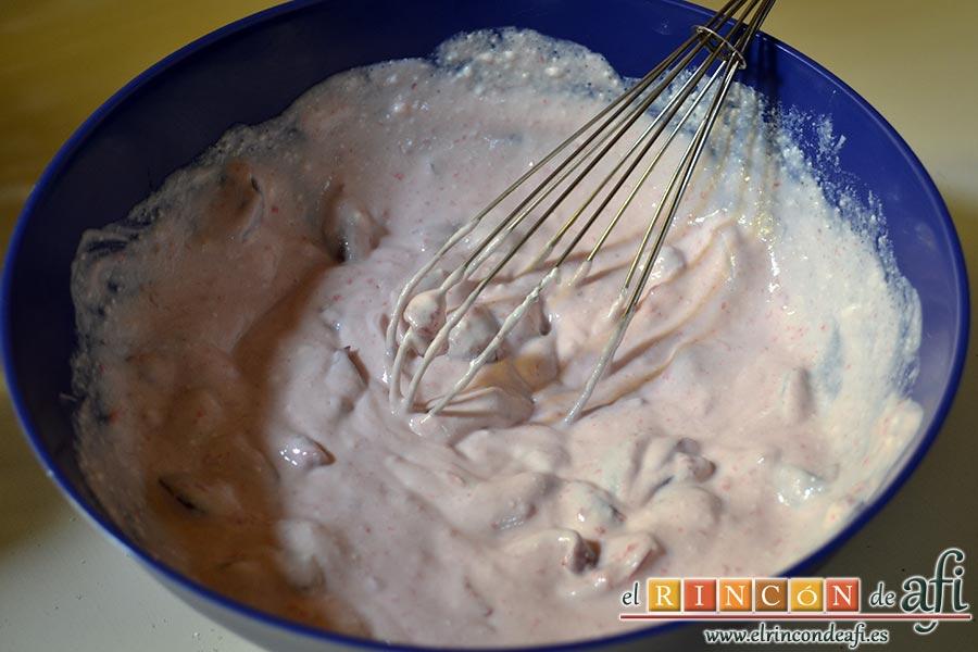 Cerezas y ciruelas con crema de yogur y queso fresco, mezclar con cuidado usando unas varillas manuales