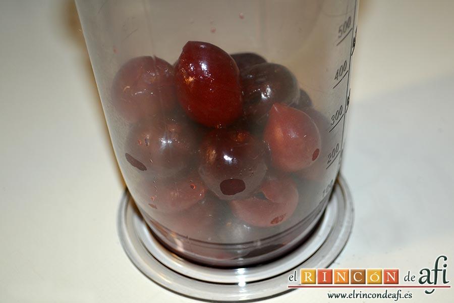 Cerezas y ciruelas con crema de yogur y queso fresco, pasar el resto de las ciruelas y las cerezas al vaso de la batidora