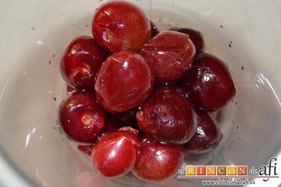 Cerezas y ciruelas con crema de yogur y queso fresco, echar un chorrito de limón