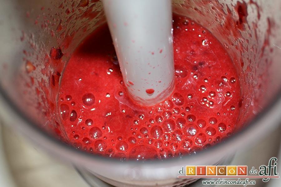 Cerezas y ciruelas con crema de yogur y queso fresco, batir hasta obtener un puré