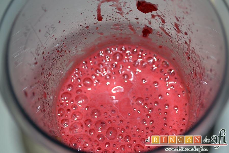 Cerezas y ciruelas con crema de yogur y queso fresco, hidratar las hojas de gelatina, escurrirlas bien, fundirlas en un poquito de agua caliente y añadirla al puré de fresas y mezclar bien