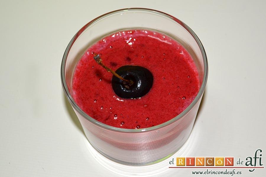 Cerezas y ciruelas con crema de yogur y queso fresco, repartir sobre los vasos de yogur y queso poniendo en el centro cada una de las cerezas reservadas para decorar