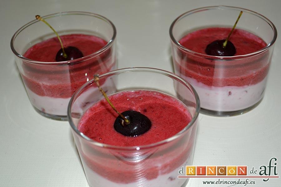 Cerezas y ciruelas con crema de yogur y queso fresco, sugerencia de presentación