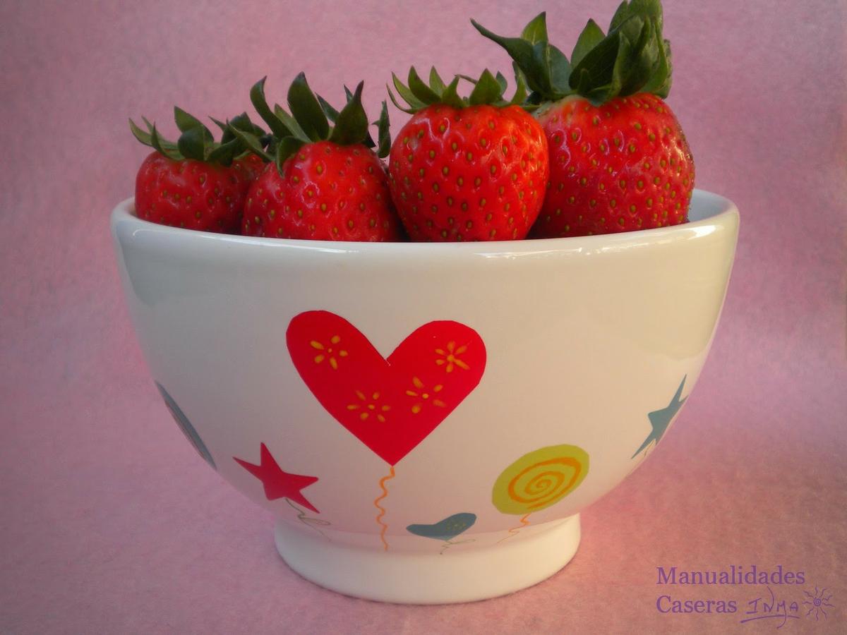 Manualidades caseras faciles Cuenco decorado Cuenco de ceramica decorado con calcas cerámcias y oxidos colorante con corazones de colores 