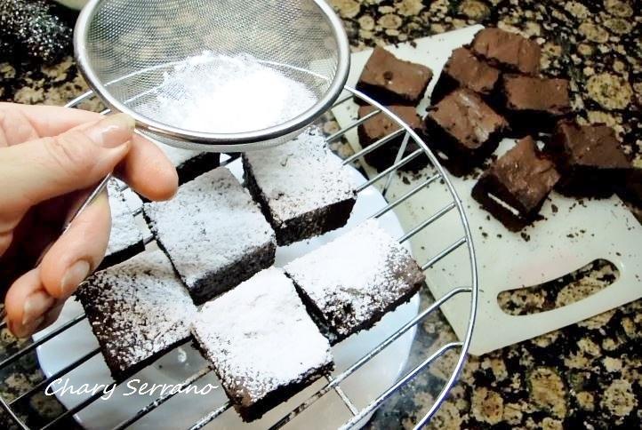 BROWNIE DE CHOCOLATE NEGRO, CON SORPRESA OREO