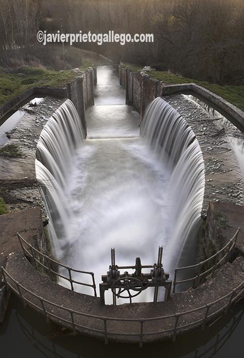 Esclusa ovalada de Calahorra de Ribas. Punto donde comenzaron las obras del Canal de Castilla el 16 de julio de 1753. Ramal del Norte. Palencia. Castilla y León. España. © Javier Prieto Gallego.