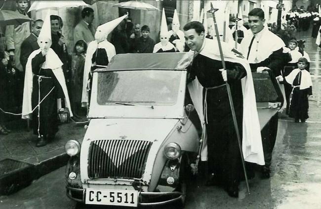 Cofradía de los Estudiantes (Cáceres, 1963) bajo la lluvia