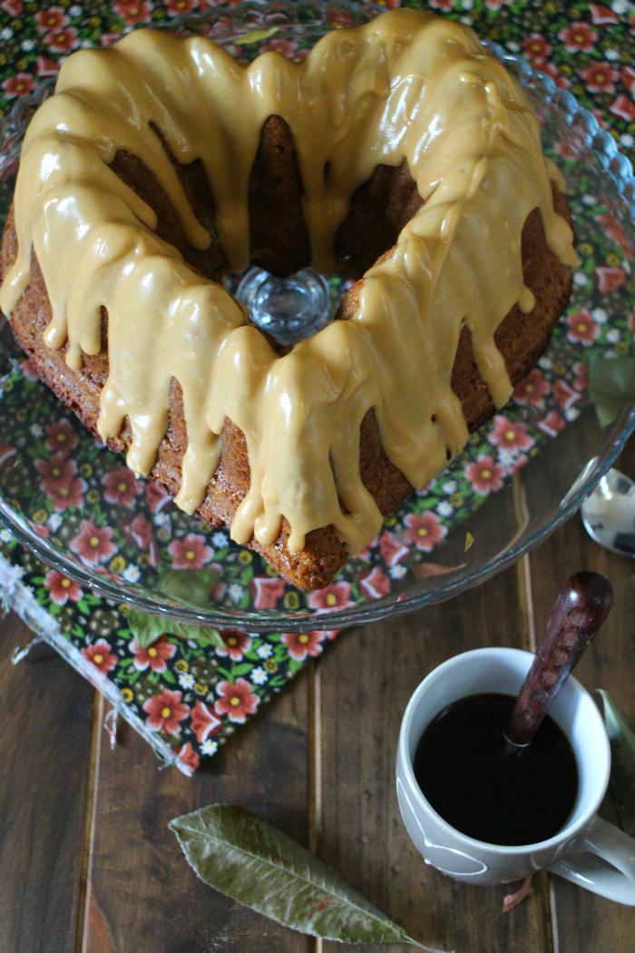 Bundt cake de calabacín y crema de cacahuete