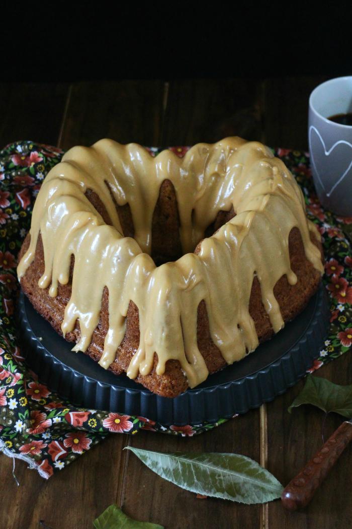 Bundt cake de calabacín y crema de cacahuete
