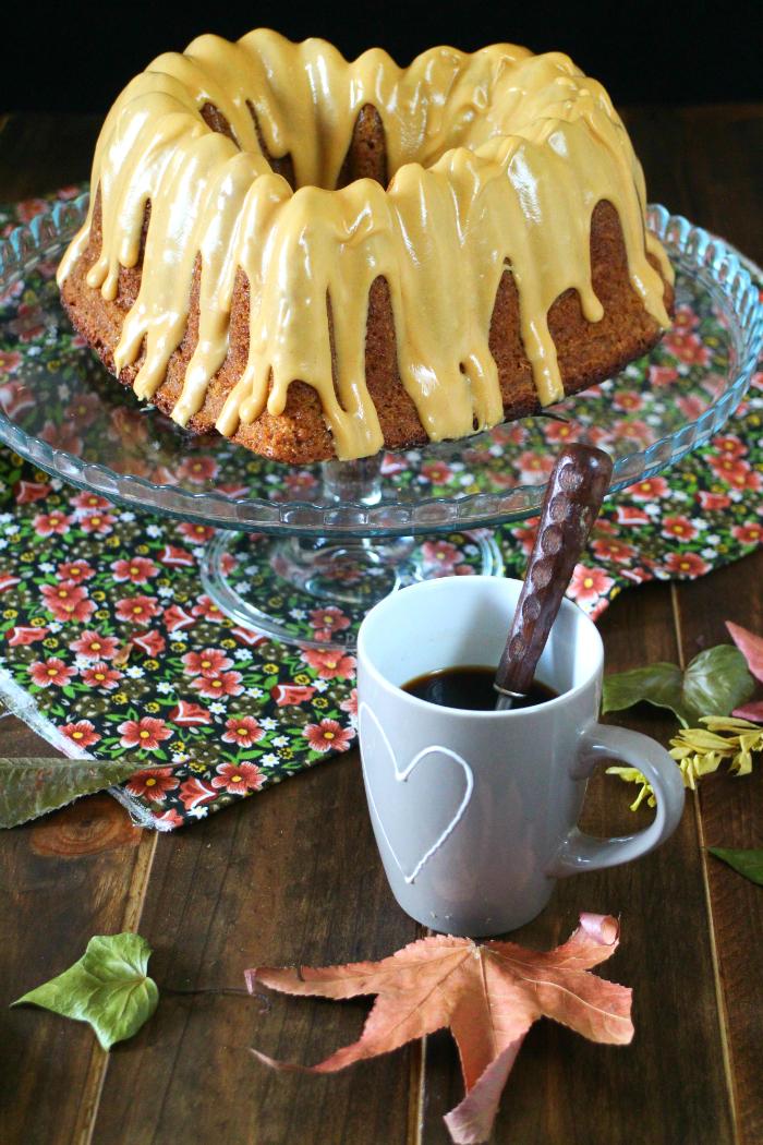 Bundt cake de calabacín y crema de cacahuete