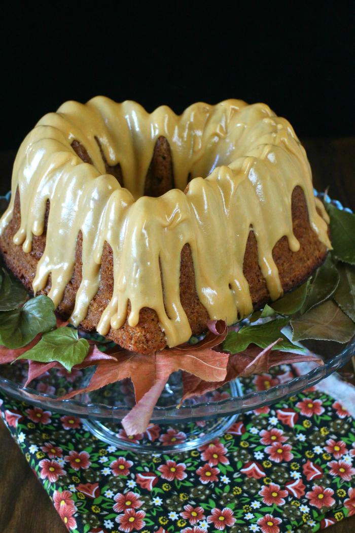 Bundt cake de calabacín y crema de cacahuete