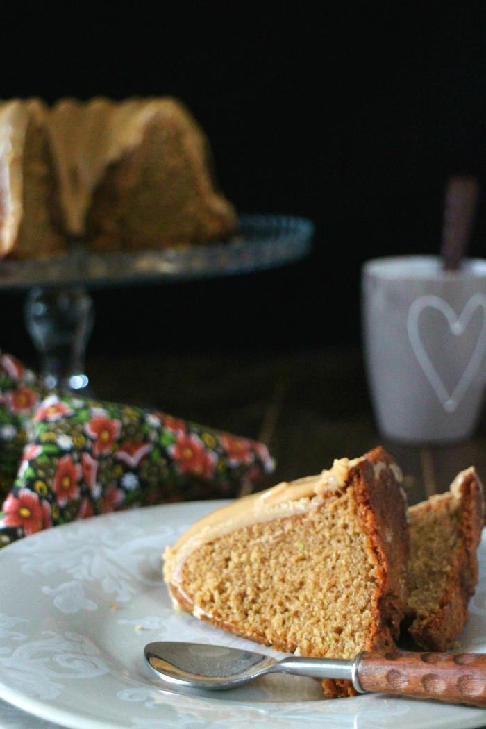Bundt cake de calabacín y crema de cacahuete