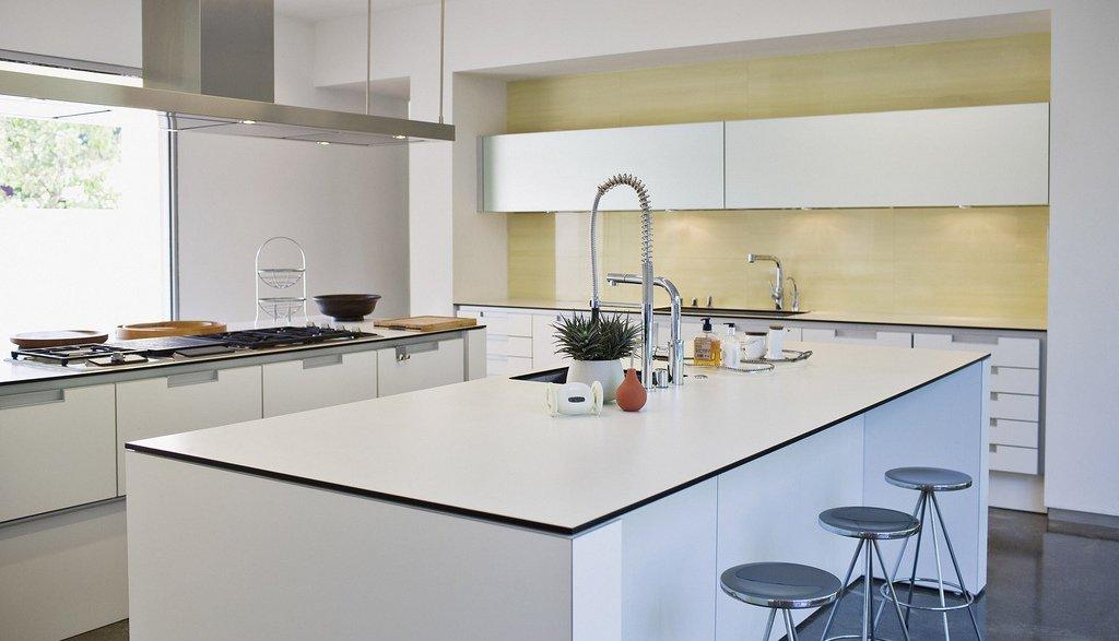 Islas en cocina de tono blanco